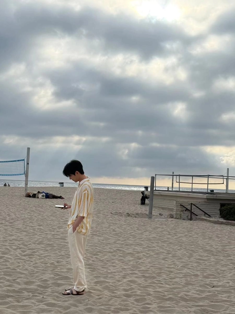 “햇살에 스며든 여름의 고요”…도운, 해변 산책→청량 감성 가득 / 데이식스 도운 인스타그램