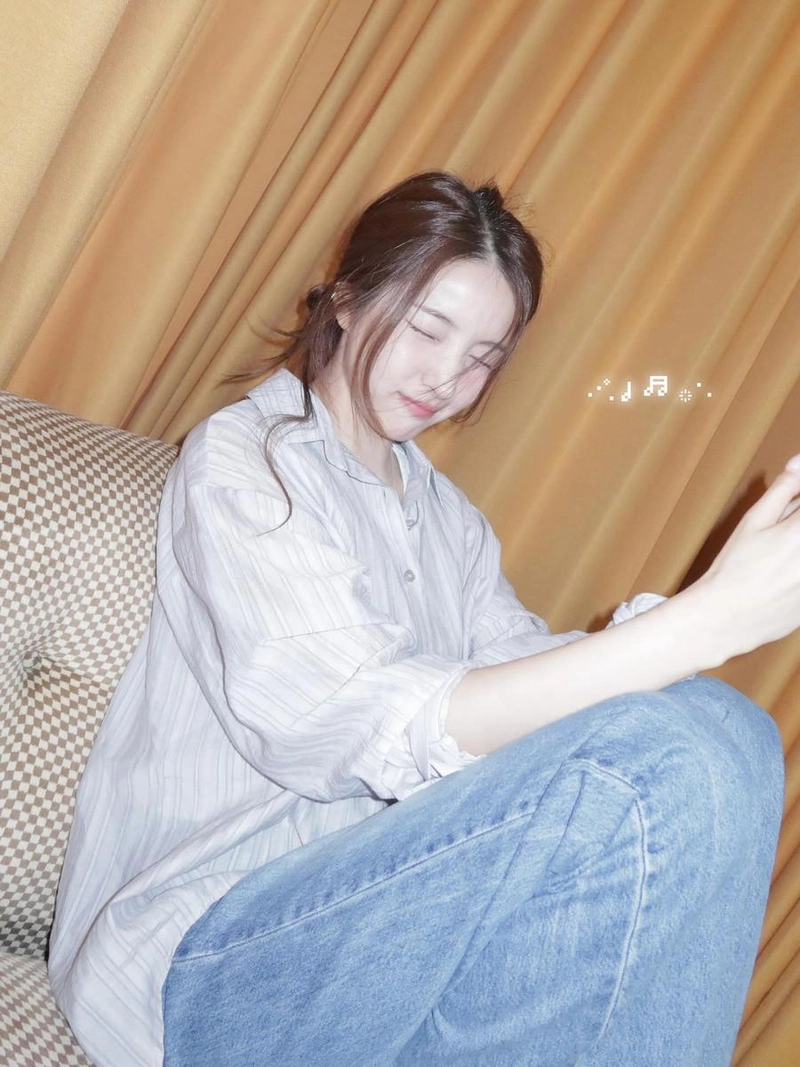 “눈을 감은 채 떠오른 오후”…소원, 여름 흔적→잔잔한 힐링 셀카 / 걸그룹 여자친구 소원 인스타그램