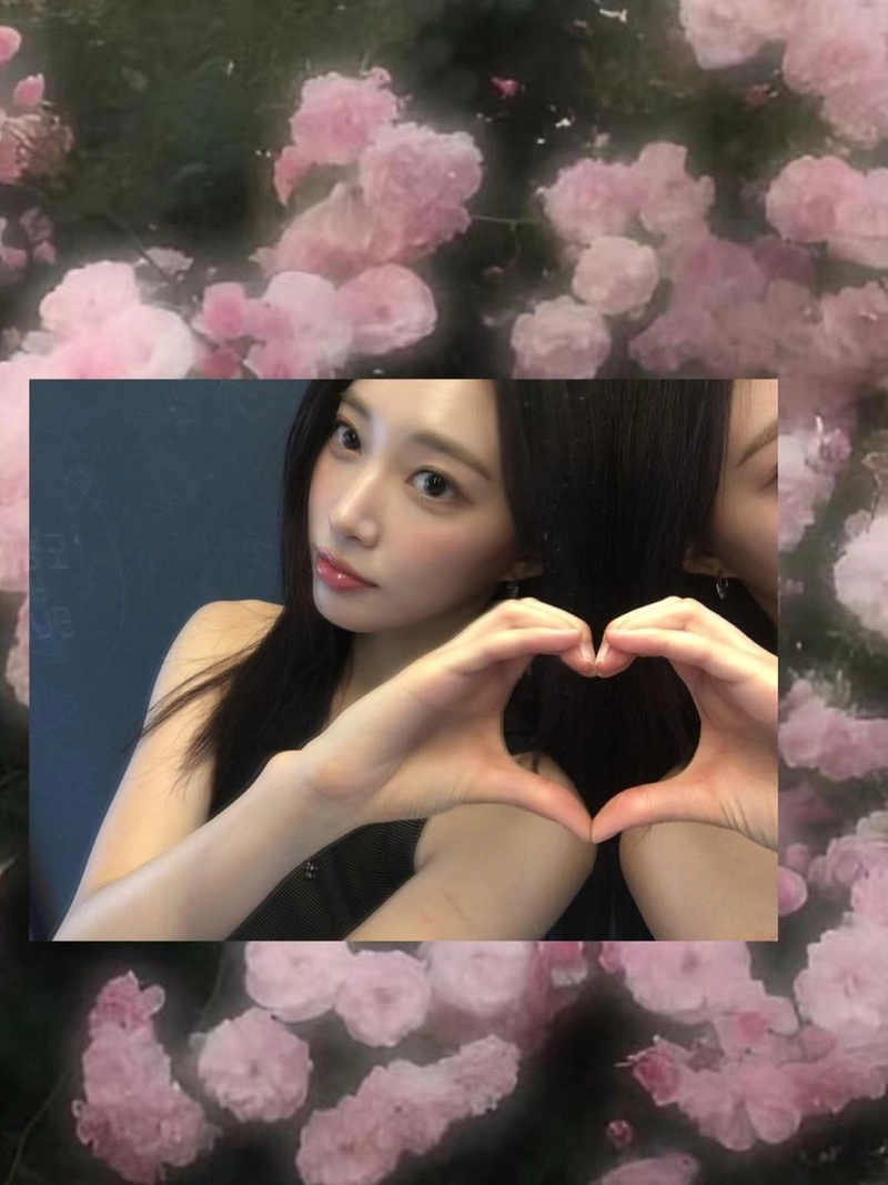“볼이 발그레 물들었죠”…조아, 거울 앞에서→여름 햇살 닮은 미소 / 걸그룹 위클리 조아 인스타그램