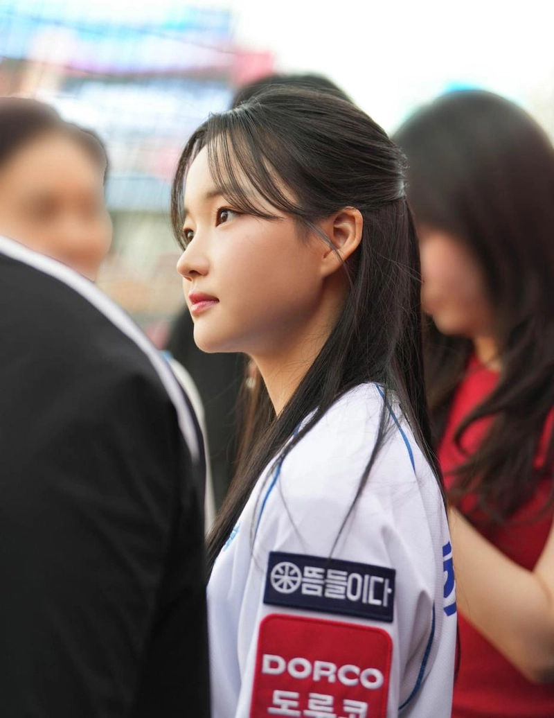“WIZ 하늘에서 여름 담다”…최유리, 푸른 순간→설렘의 한가운데 / 배우 최유리 인스타그램