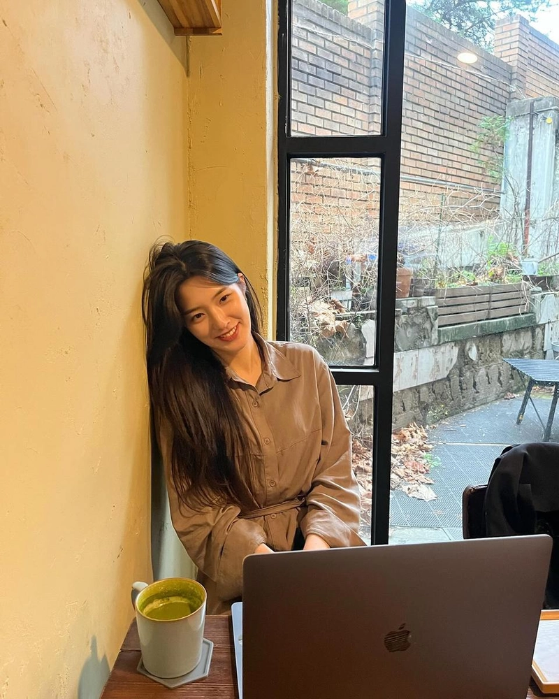 “창가에 기대 쉬어가는 오후”…문지원, 여름날 나른함→빈티지 감성 셀카 / 하트페어링 출연자 문지원 인스타그램