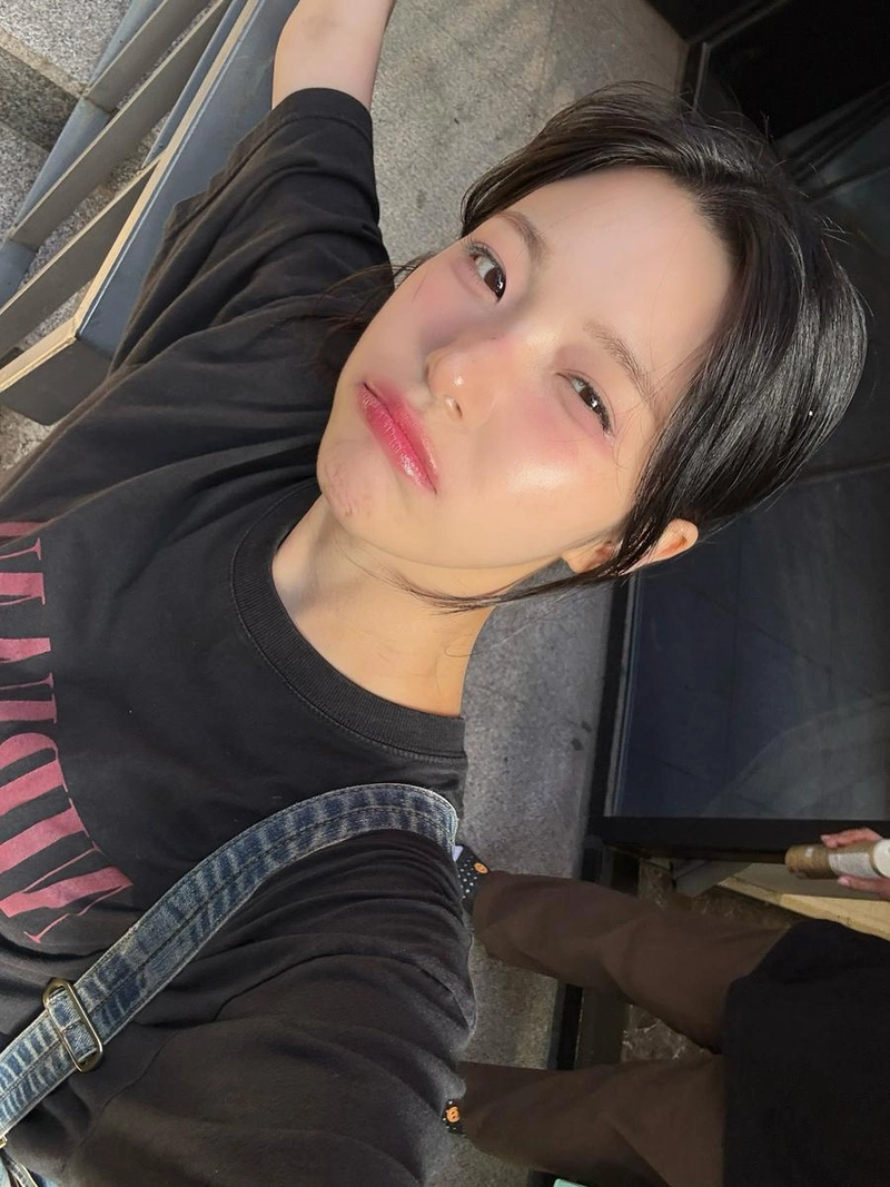 “해가 뜨겁군”…백지헌, 여름 햇살 아래→솔직한 표정의 여운 / 걸그룹 프로미스나인 백지헌 인스타그램