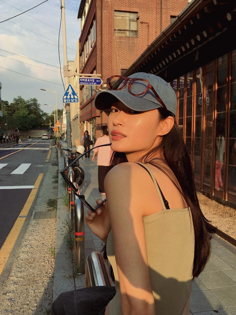 “아무것도 안 바른 피부라니”…송채윤, 여름 저녁 햇살→자신감 미소 / 배우 송채윤 인스타그램
