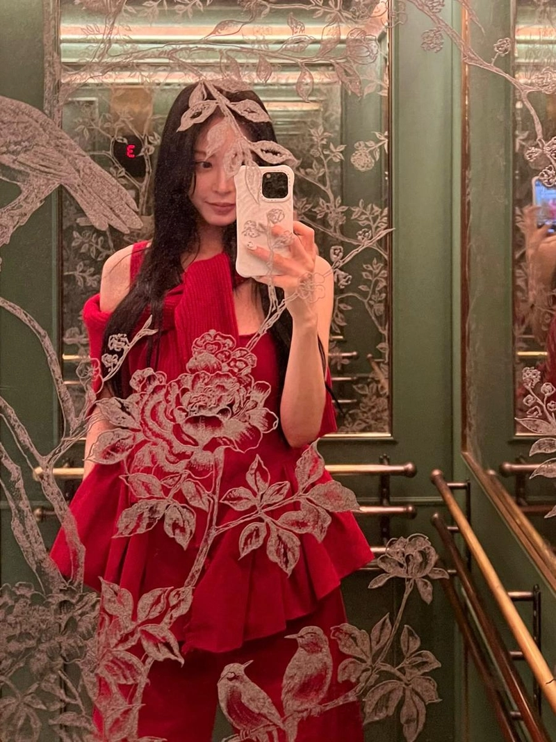 “거울 너머로 전해진 생생함”…한예슬, 잊지 못할 여름밤→붉은 존재감 / 배우 한예슬 인스타그램