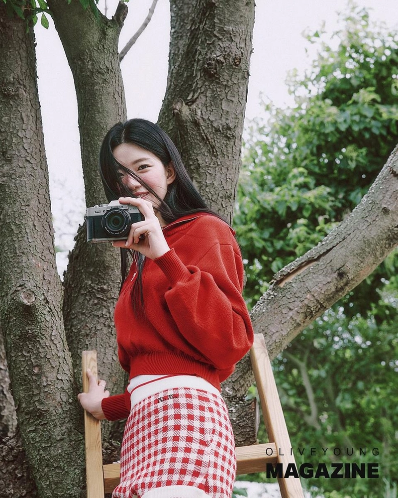 “렌즈 너머로 미소를 담다”…이제연, 여름날 기억→감성 화보 완성 / 하트페어링 출연자 변호사 이제연 인스타그램