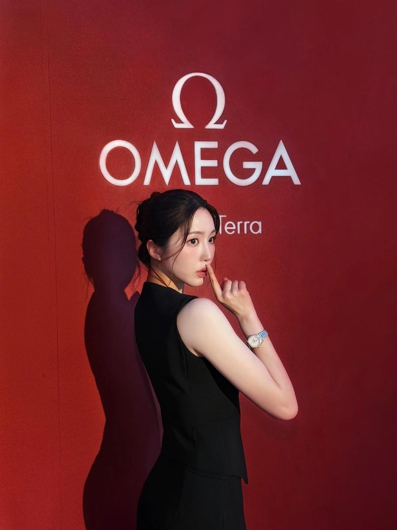 “오메가의 아름다움이 스며든 밤”…성해은, 고요한 시선→블랙 시크 압도 / 환승연애2 출연자, 인플루언서, 유튜버 성해은 인스타그램