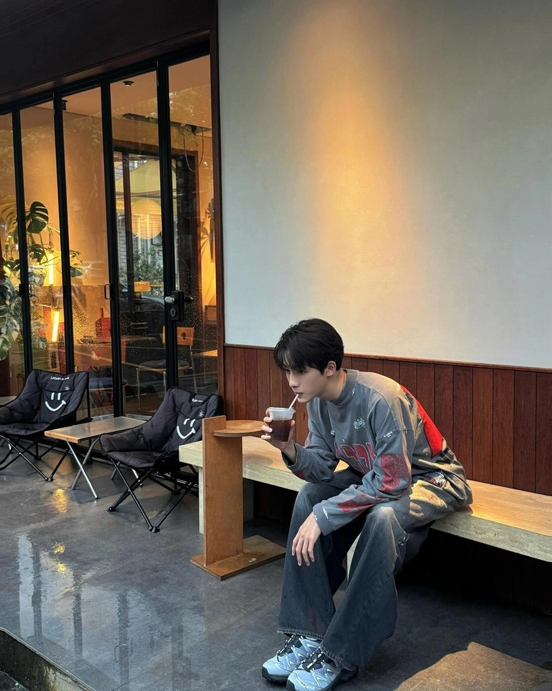“비 내린 오후의 여운”…윈윈, 고요한 시선→카페 감성 폭발 / 그룹 NCT 윈윈 인스타그램