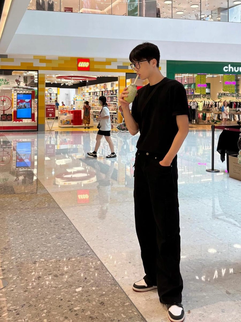 “한여름 속 여유”…김강민, 블랙 무드→일상감성 폭발 / 배우 김강민 인스타그램
