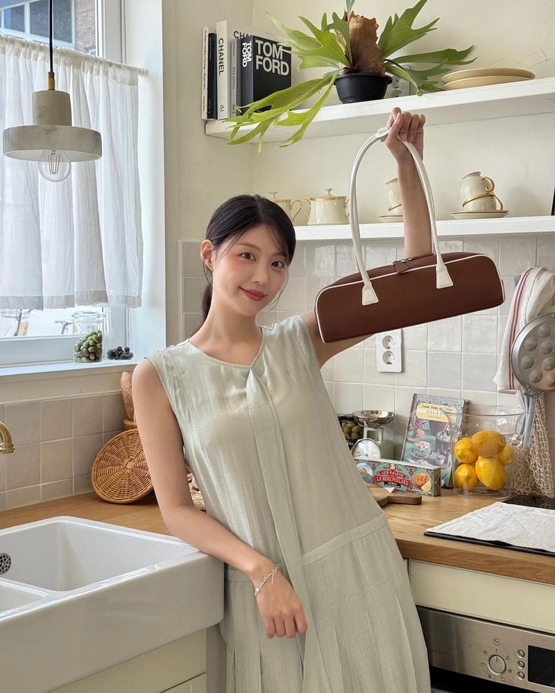 “외국에 온 듯한 어제”…정유진, 여름 햇살 속 미소→청량한 집의 온기 / 솔로지옥4 출연자 모델 정유진 인스타그램
