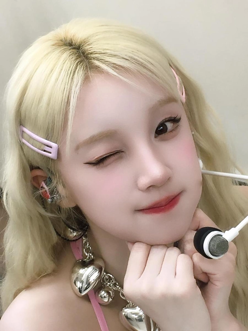 “장난스러운 눈빛, 빛나는 여름”…우기, 반전 애교로→시선 압도 / 걸그룹 아이들 우기 인스타그램