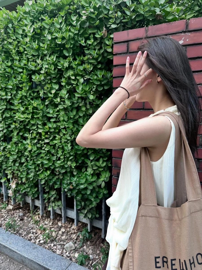 “햇살로 눈을 가린 순간”…이나은, 여름 산책→감성 여운 자아내 / 배우 이나은 인스타그램