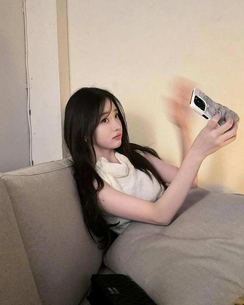 “흔들리는 밤의 온도”…강나언, 조용한 여름 저녁→무드 셀카 / 배우 강나언 인스타그램