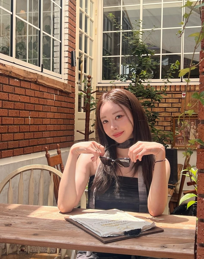 “행복한 7월~”…브브걸 은지, 햇살 아래 청순 미소→여름 감성 폭발 / 걸그룹 브브걸 은지 인스타그램
