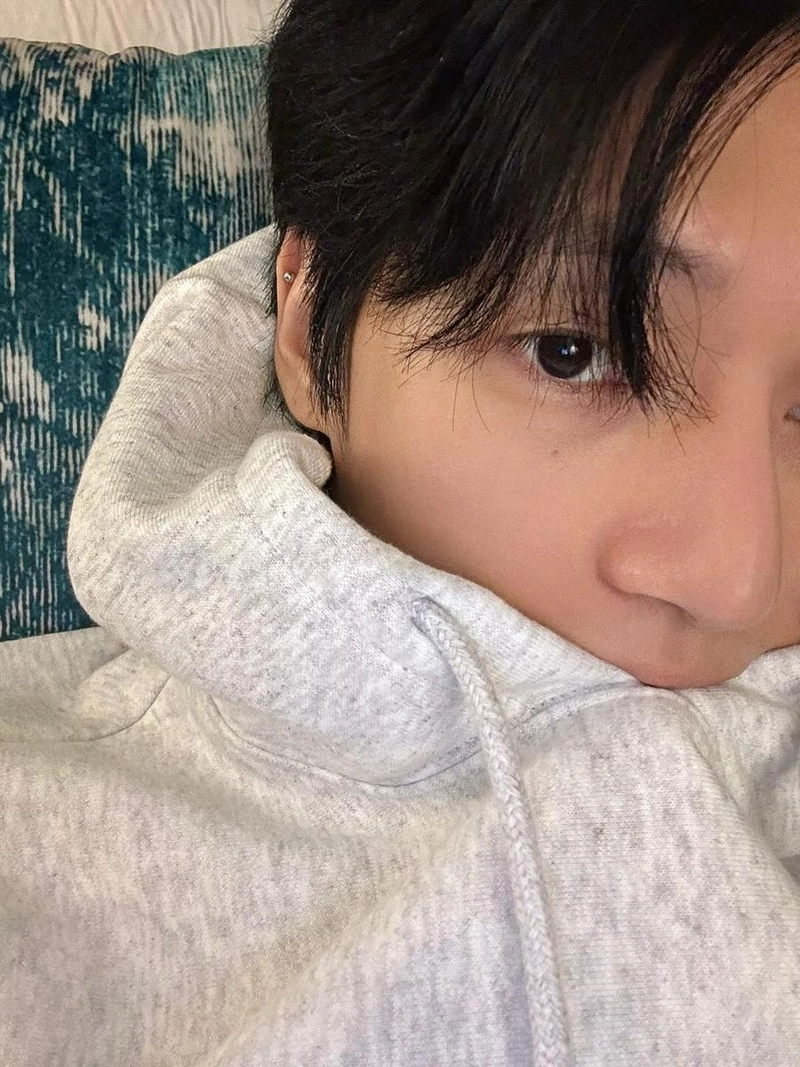 “눈빛에 잠긴 밤”…우영, 조용한 온기→여름밤 감성 셀피 / 그룹 에이티즈 우영 인스타그램