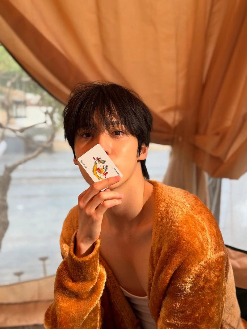 “한 장의 카드가 말해주는 분위기”…윤호, 은밀한 시선→몽환적 셀카 장인 / 그룹 에이티즈 윤호 인스타그램