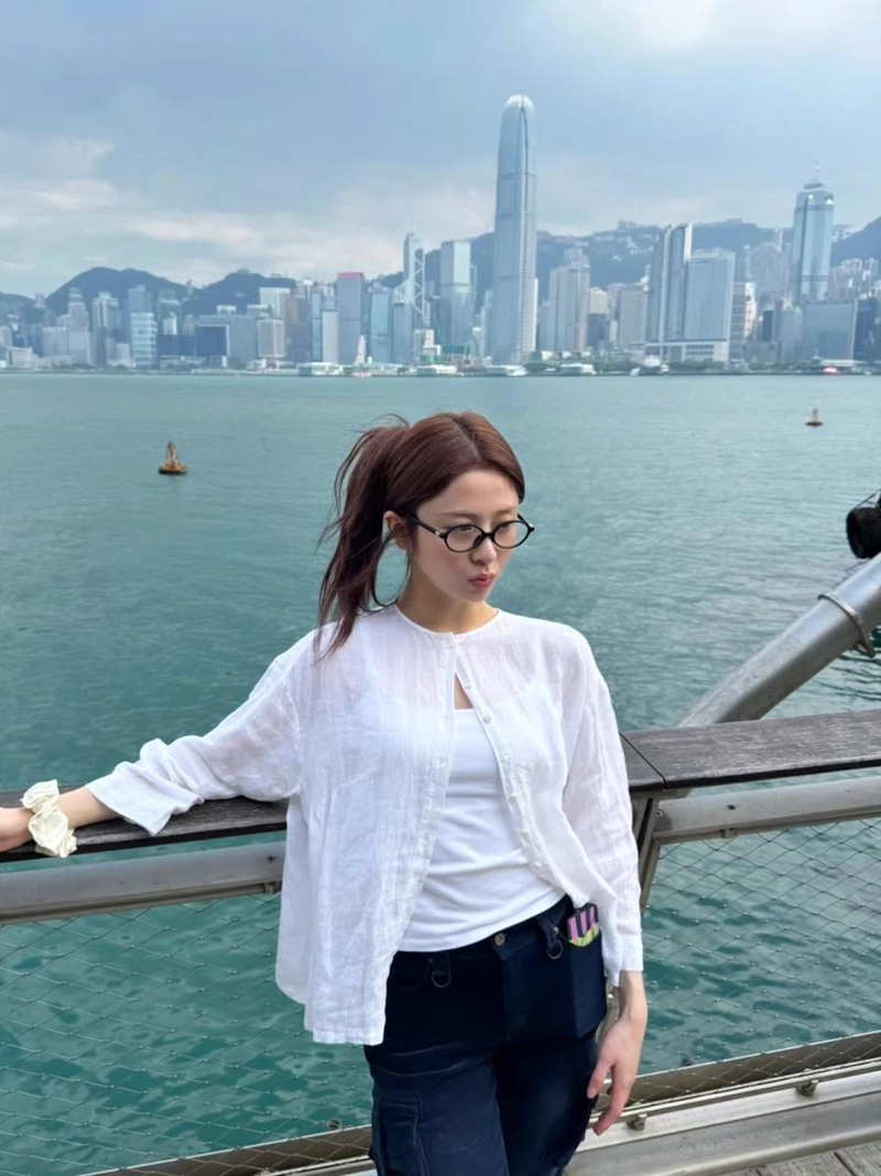 “싱그러운 공기 속 한 걸음”…허윤진, 여름 바다 앞→도시 감성 선사 / 걸그룹 르세라핌 허윤진 인스타그램