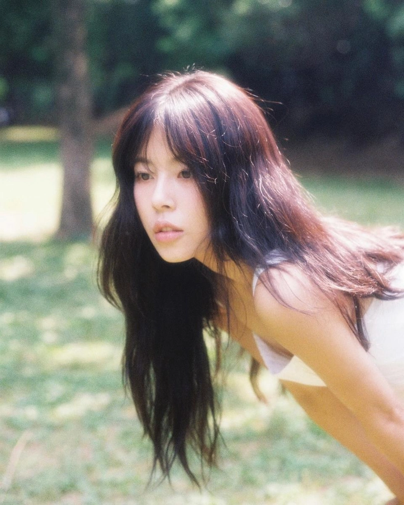 “햇살 머금은 시선”…민도희, 초록빛 여름→몽환적 분위기 눈길 / 배우,가수 민도희 인스타그램