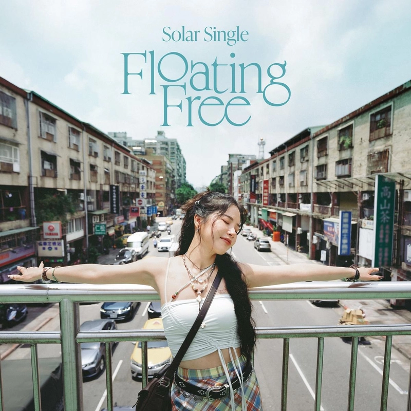 “태양에서 달로 닿는 노래”…솔라, ‘Floating Free’ 한국어 버전→국경 초월한 감동 / 알비더블유