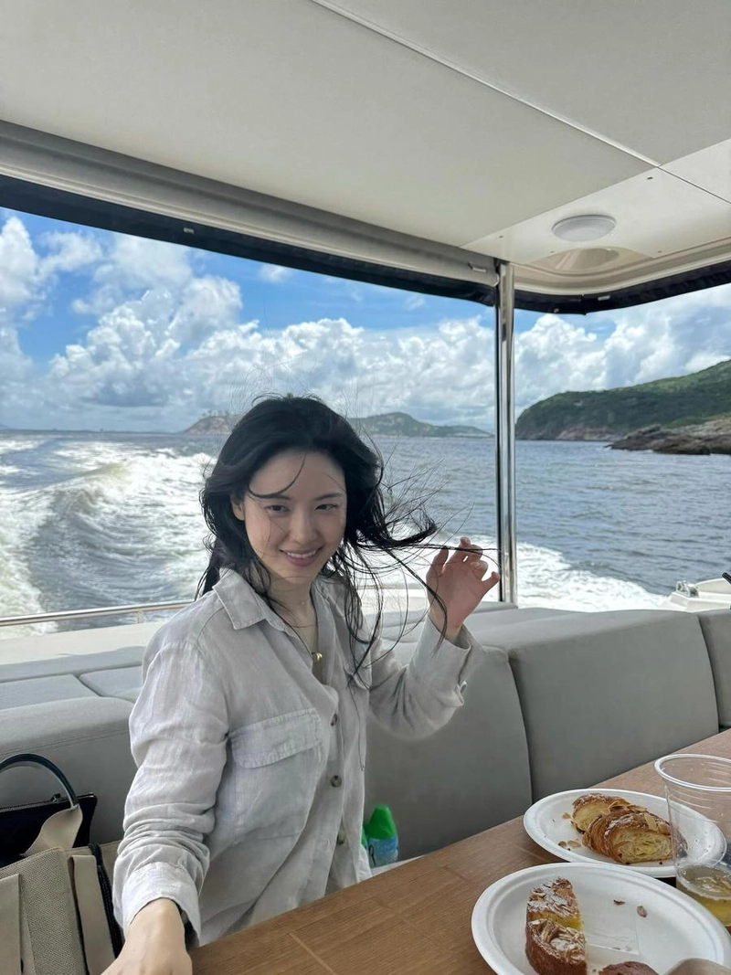 “햇살 따라 흐른 미소”…서윤아, 여름 위의 설렘→요트 위 한낮 휴식 / 배우 서윤아 인스타그램