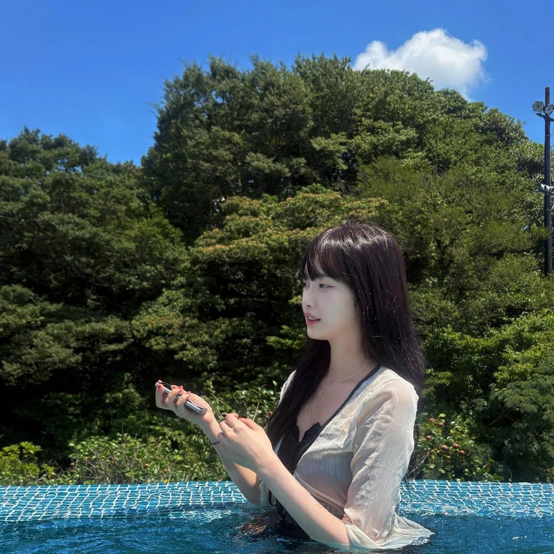 “까만기린이 돼 왔어요”…고말숙, 물빛 아래 여름→청량한 전환점 / 인플루언서 고말숙 인스타그램