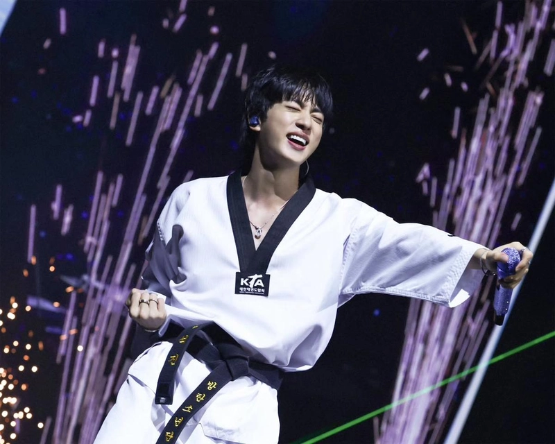 “뜨겁게 달아오른 무대”…진, 태권도 도복 차림→강렬한 에너지 폭발 / 방탄소년단 진 인스타그램