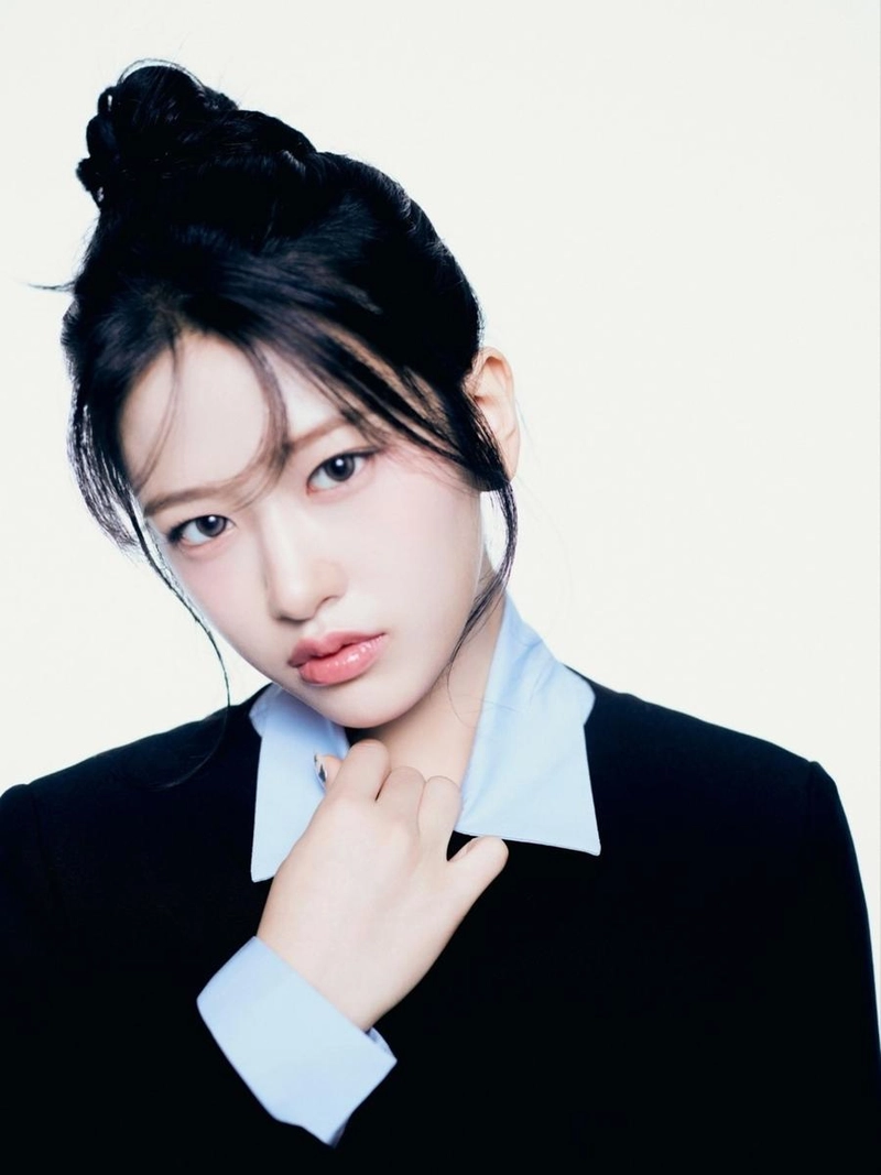 “무대 밖 진가 빛났다”…안유진·‘가요대전’ MC 4연속→K팝 중심에 선 이유 / 스타쉽엔터테인먼트