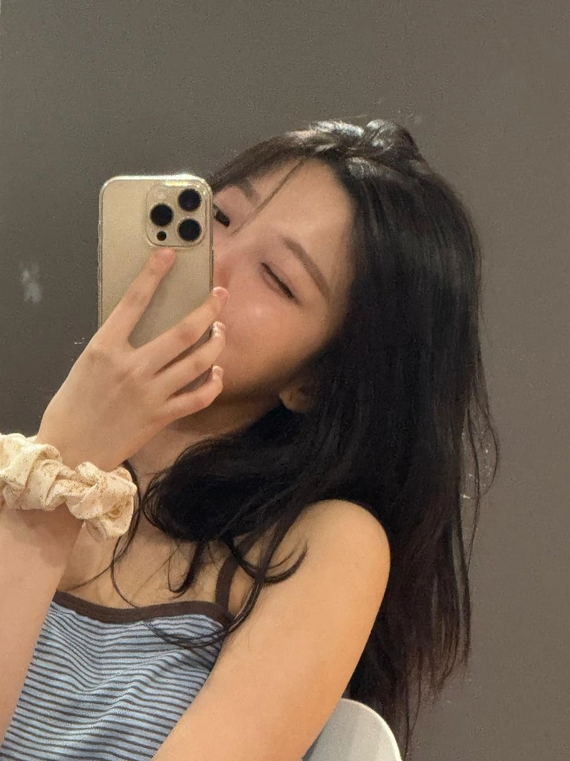 “이 날씨에 이 선 넘으면 침범이야”…백지헌, 여름 오후→힙한 셀카 여운 / 걸그룹 프로미스나인 백지헌 인스타그램