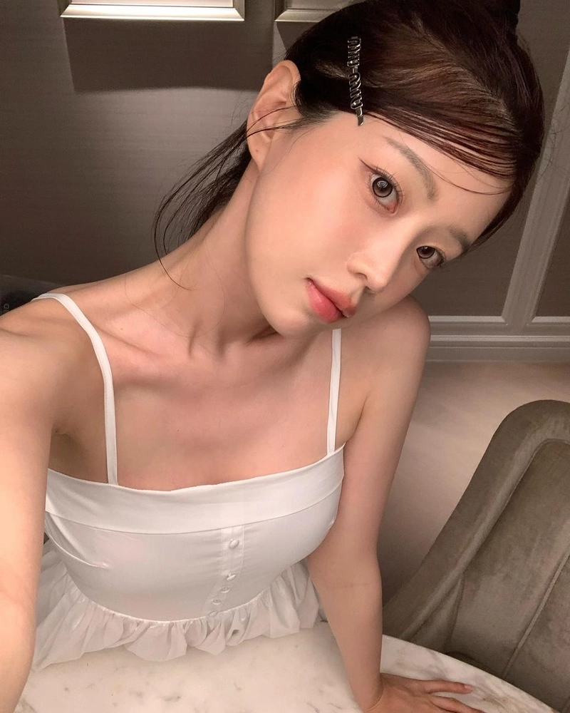 “울 아빠 뜻밖의 재능 발견”…김아린, 태풍 너머 여름→화사한 휴식의 미소 / 솔로지옥4 출연자 모델 김아린 인스타그램