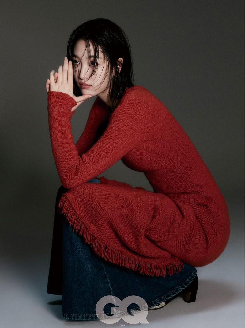 “묵직한 시선이 머문다”…원지안, 고요한 여름 오후→압도적 존재감 / 배우 원지안 인스타그램