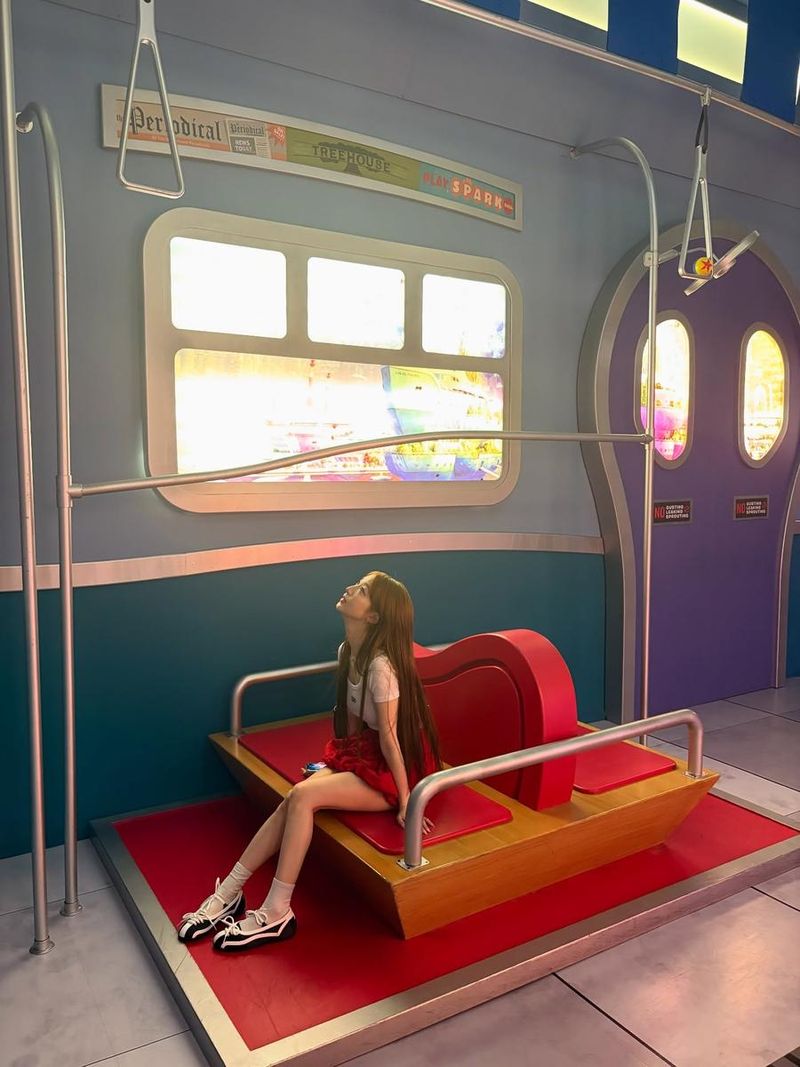 “잠시 멈춘 듯한 여름 오후”…여진, 시간 너머에 앉다→몽환적 시선 / 걸그룹 루셈블 여진 인스타그램