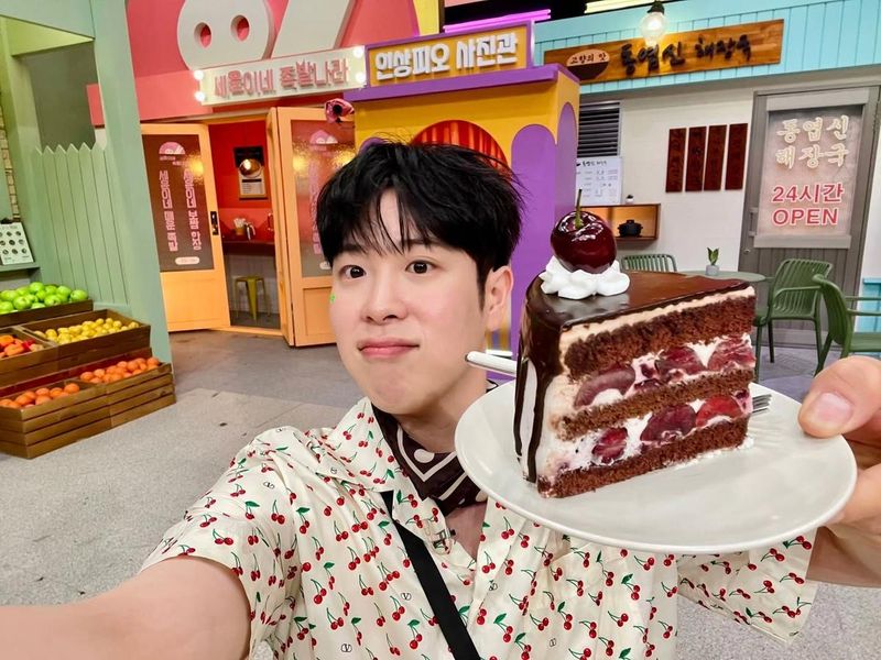“체리를 만난 순간”…피오, 산뜻한 여름 오후→달콤한 설렘 전령 / 그룹 블락비 피오 인스타그램