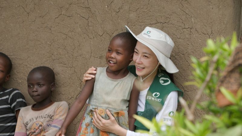 “굳은 다리로 살아내는 11살”...‘바다 건너 사랑4’ 홍수현, 케냐 아이들 만나→희망의 손길 전하다 / KBS
