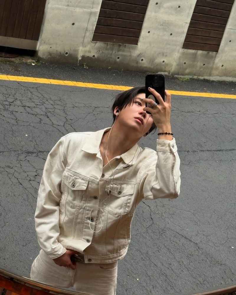 “이 여름도 잘 보내길”…이건우, 도시 오후→거울 셀카로 전한 위로 / 그룹 저스트비 이건우 인스타그램