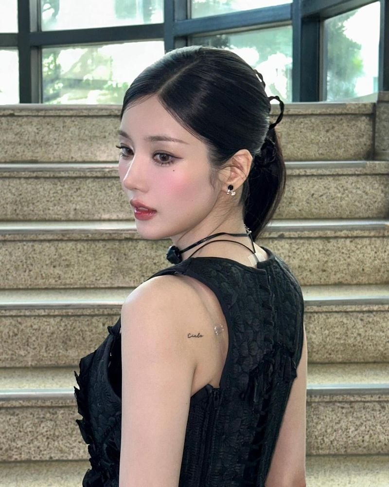 “흑단 레이스 시선 압도”…권은비, 고요한 틈→잔상 남긴 눈빛 / 가수 권은비 인스타그램