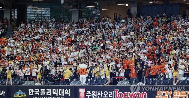 “224경기 만원 관중”…KBO리그, 2025시즌 최다 매진 신기록 / 연합뉴스
