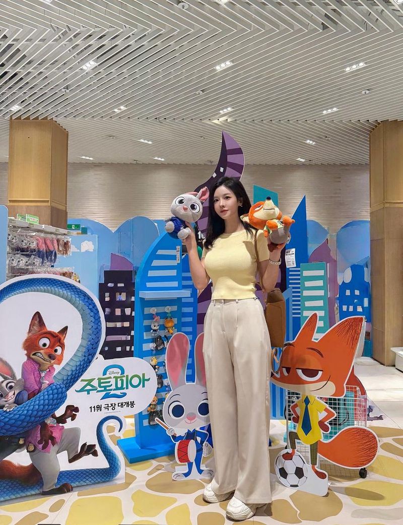 “팝업스토어의 생동감에 빠졌어요”…김효진, 캐릭터와 여름→동심 폭발 순간 / 아나운서 김효진 인스타그램