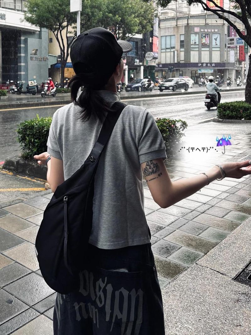 “내가 그런거아냐”…문별, 빗속 유쾌함→거리의 자유를 그리다 / 걸그룹 마마무 문별 인스타그램
