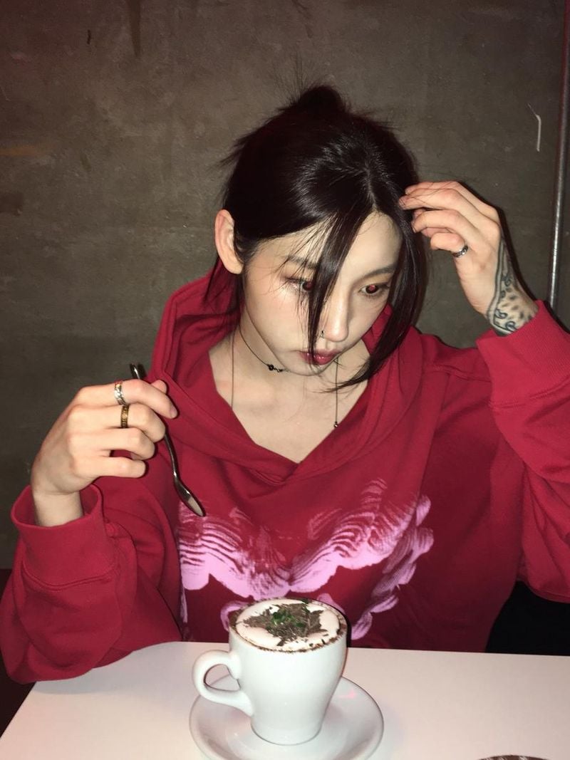 “좋은 사람들과 좋은 기운”…박희영, 붉은 미학→도심 속 여름 밤빛 / 너의 연애 출연자 박희영 인스타그램
