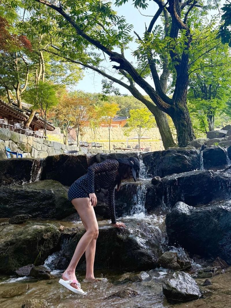 “오늘의 교훈: 차를 꼭 가지고 다니자”…홍지윤, 여름 냇가→자연 속 자유로움 / 가수 홍지윤 인스타그램