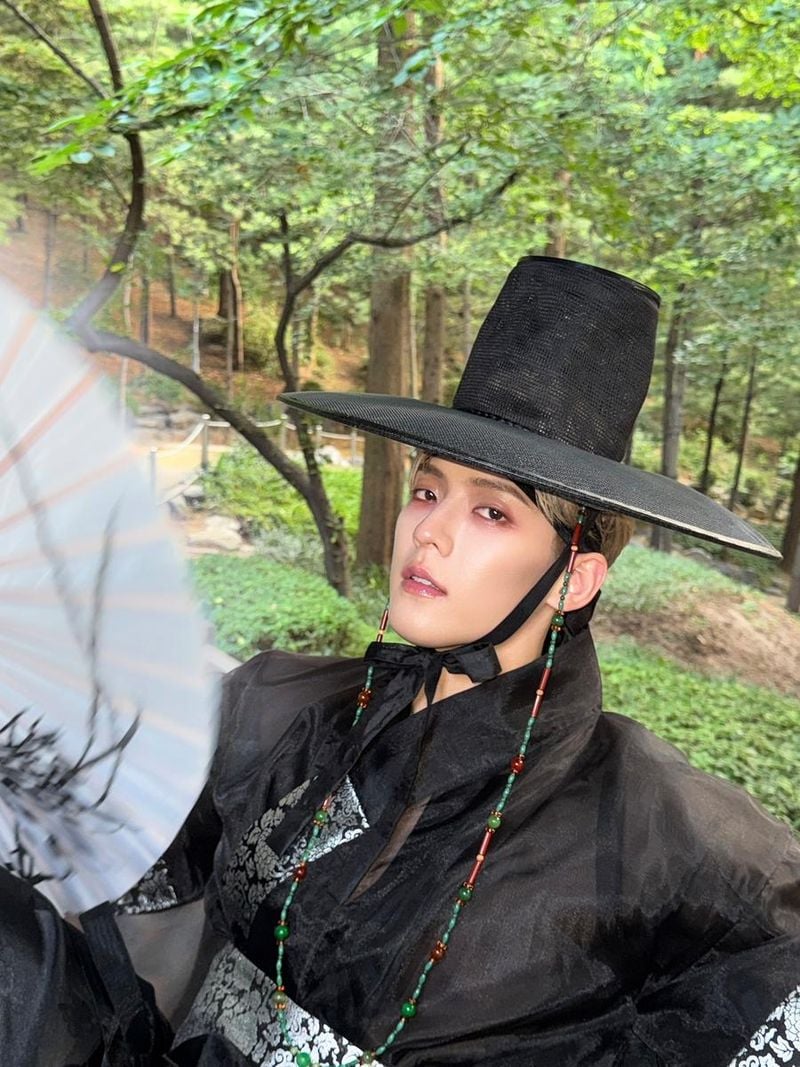 “깊어진 눈빛에 담긴 고요”…이민혁, 한여름 고전美→시선 압도 / 그룹 비투비 이민혁 인스타그램
