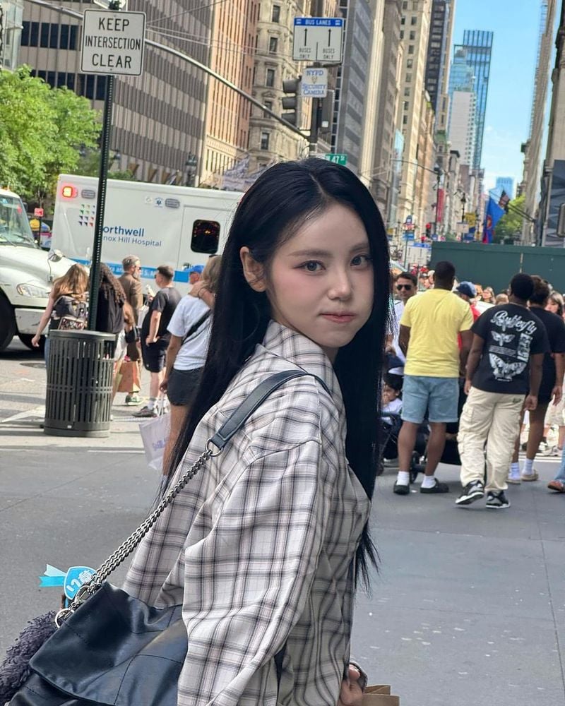 “조용한 미소에 담긴 휴식”…진솔, 한여름 한복판→뉴욕에서 남긴 순간 / 걸그룹 아르테미스 진솔 인스타그램