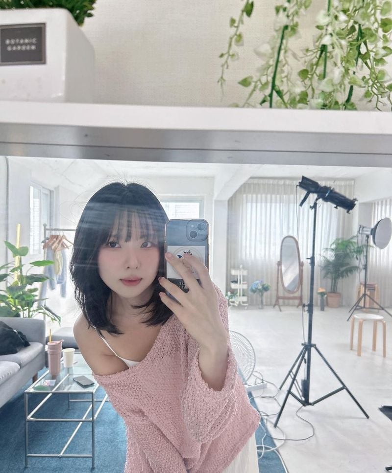 “프로필 촬영장의 잔상”…이날, 여름 햇살 아래→몽환적 셀카 / 가수 이날 인스타그램