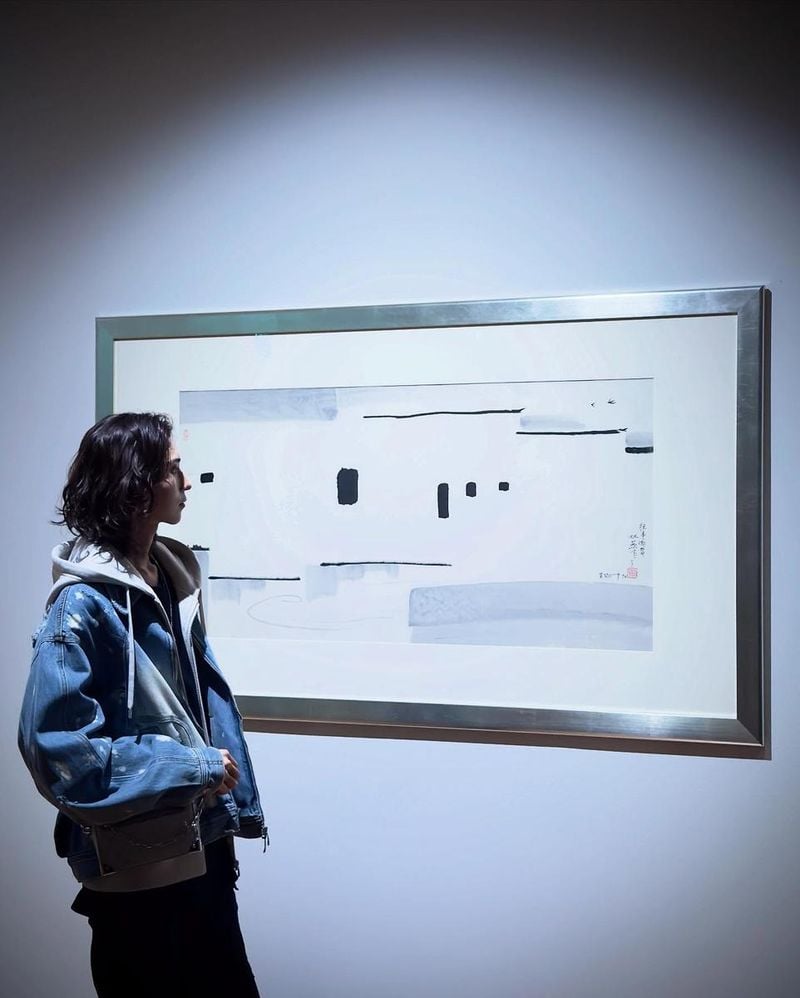 “단 한 점의 그림, 감정을 흔들다”…남사랑, 사유 깊은 전시장에서→미학적 몰입 / 모델 남사랑 인스타그램