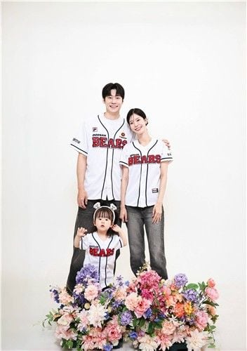 “두산 응원가 열창”…김조이 가족, 27일 LG전 시구 행사 참여 / 연합뉴스