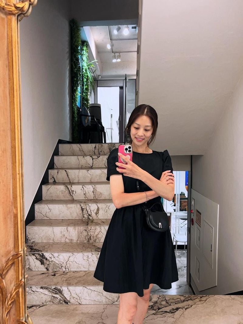 “고요한 설렘이 머문 순간”…장신영, 검은 미니 원피스→여름의 산뜻한 변신 / 배우 장신영 인스타그램