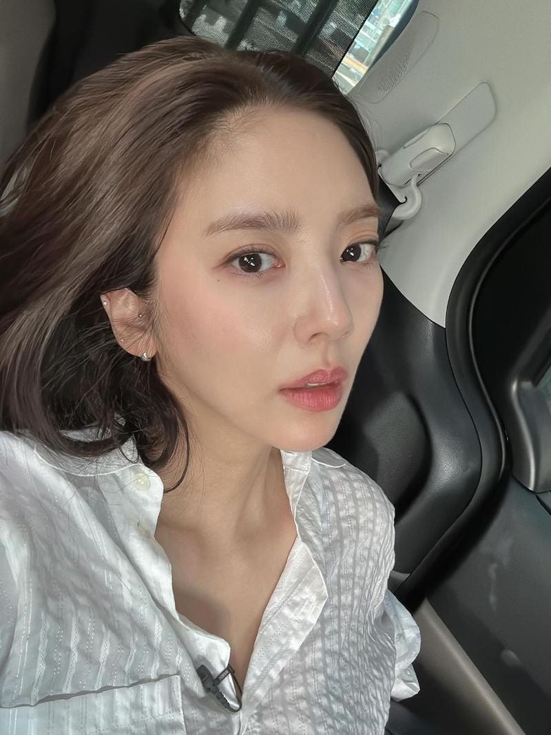 “일과 육아 사이에서 쉬어갑니다”…손담비, 맑은 여름빛→차분한 셀카로 남긴 여운 / 가수, 배우 손담비 인스타그램