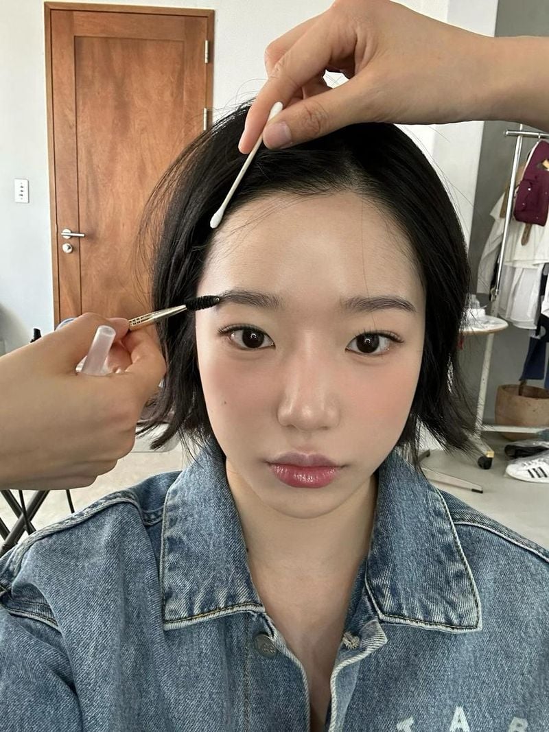 “거울 속 조용한 집중”…조유리, 준비의 순간→깊어진 눈빛 / 그룹 아이즈원 조유리 인스타그램