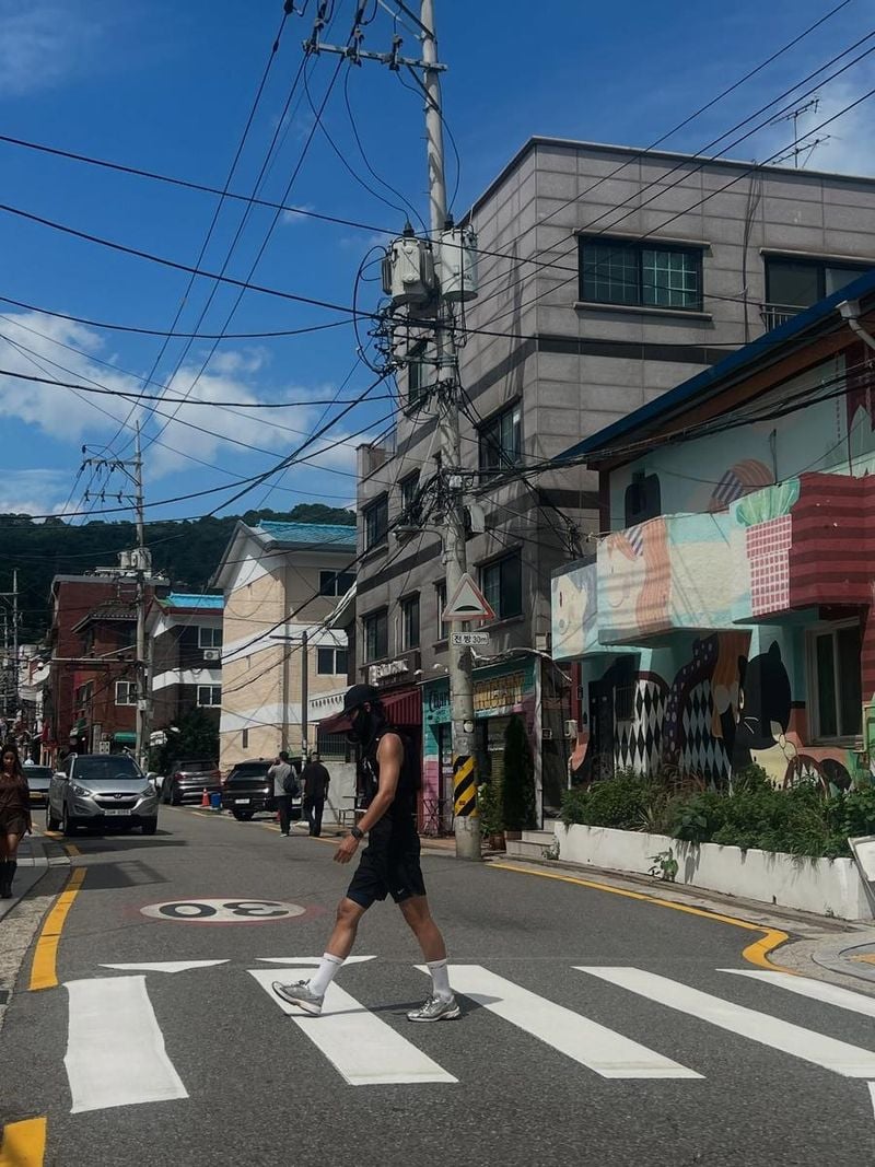 “걷는 순간마다 여름 빛이 흐른다”…차서원, 자유로움 완성→골목길 산책 포착 / 배우 차서원 인스타그램