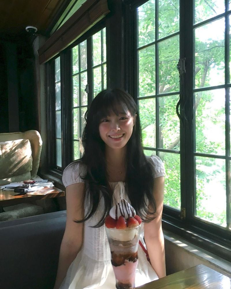 “근황을 전합니다”…정보민, 창가의 여름 미소→빛으로 물든 순간 / 배우 정보민 인스타그램