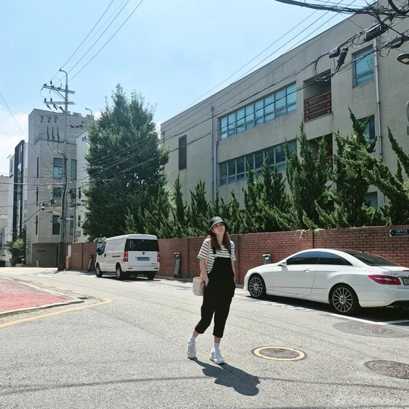 “네일, 패디 끝나고 기분 좋게”…신지, 여름 햇살 속 빛나는 산책→도심 일상 포착 / 코요태 신지 인스타그램